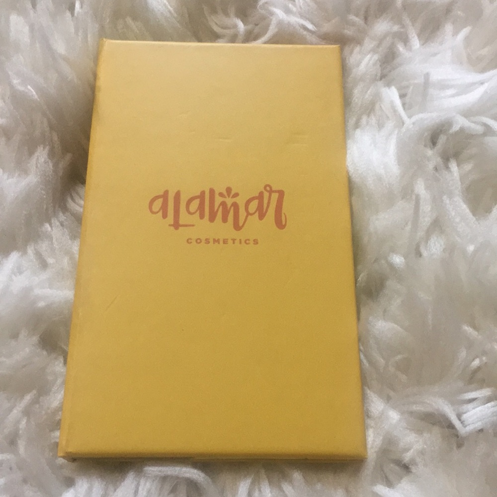 Alamar Reina Del Caribe eyeshadow palette